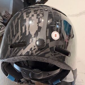 Sleek Black & Gray Graphic Ski/Snowboard Helmet - Size S